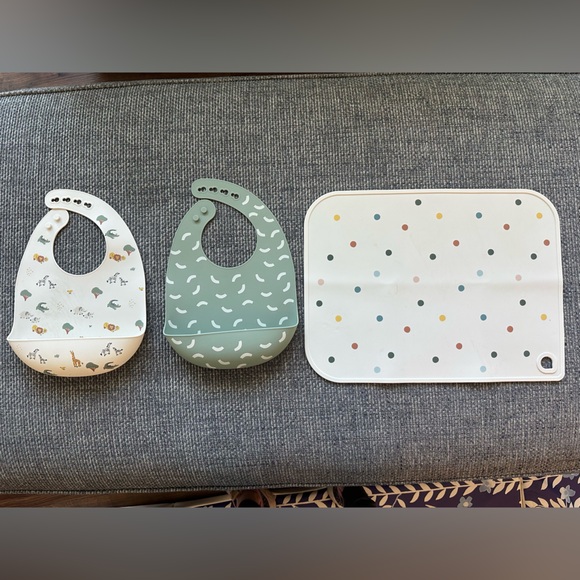 Cloud Island Silicone Bib & Mat Set | Baby Feeding Set Green & Cream ๐ฟโจ - Picture 1 of 4